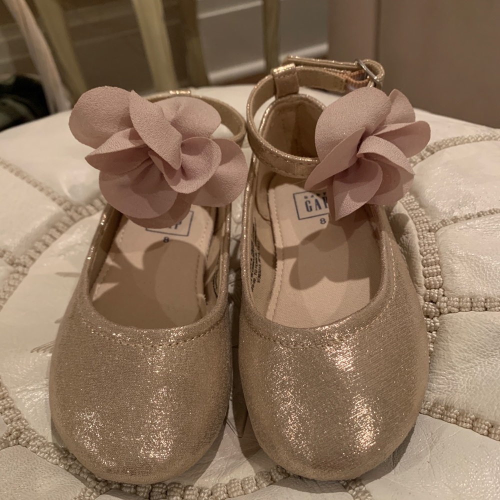 Gap toddler girls gold ankle strap Rose detail sz8